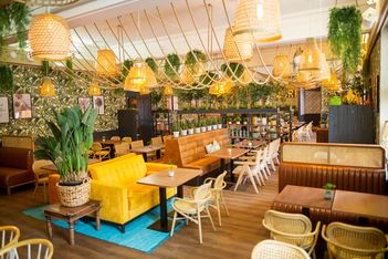 Vier luxuriöse Villen mit Pools, Gartenblick und tropischem Flair slide-11