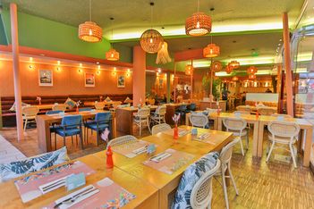 Tropischer Strand mit Palmen und Liegestühlen, Mauritius slide-2